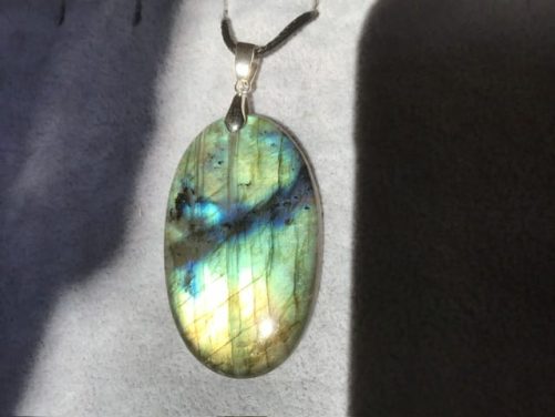 Labradorite de couleur naturelle bleu vert jaune en pendentif, grand modele oval