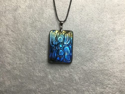 Pendentif labradorite bleu gravée