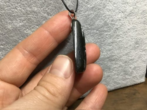 Pendentif labradorite bleu gravée