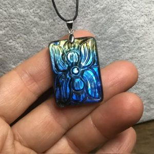 Pendentif labradorite bleu gravée