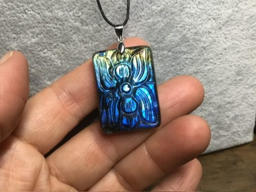 Pendentif labradorite bleu gravée