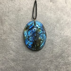 Pendentif en labradorite bleue sculptée d une fleur