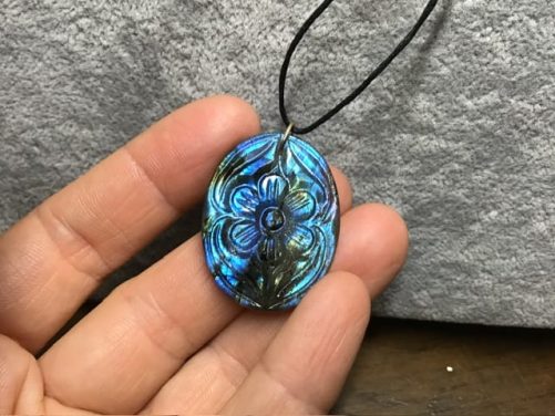 Pendentif labradorite sculptée d’ une fleur
