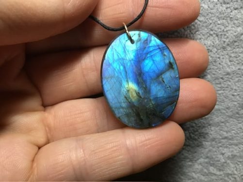 Pendentif labradorite sculptée d’ une fleur