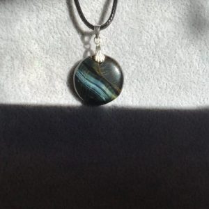 Petit pendentif en oeil de faucon