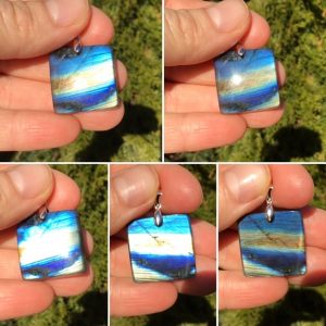 Pendentif carré en labradorite jaune et bleue