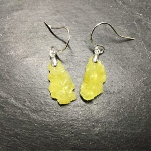 Brucite jaune en boucles d oreilles