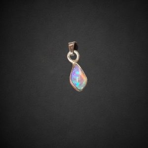 Superbe petit pendentif en opale australienne sertie
