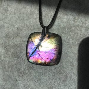 Pendentif en labradorite couleur jaune vanille et rose