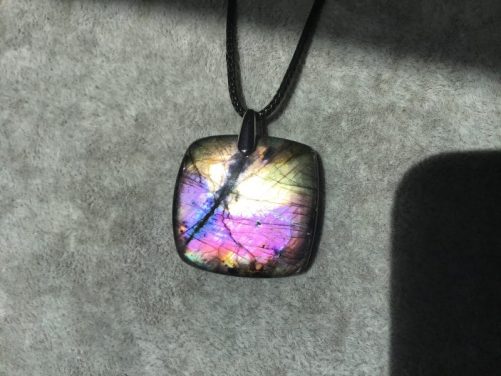 Pendentif en labradorite couleur jaune vanille et rose