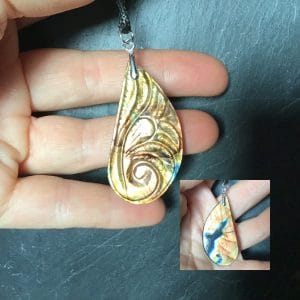 Labradorite sculptee gravée jaune