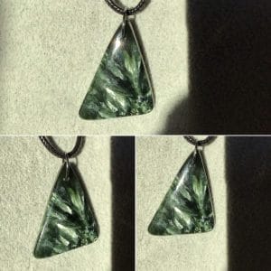 Pendentif triangle séraphinite