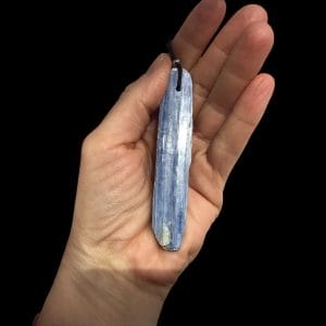 Disthene ou cyanite brut en pendnetif, pierre naturelle