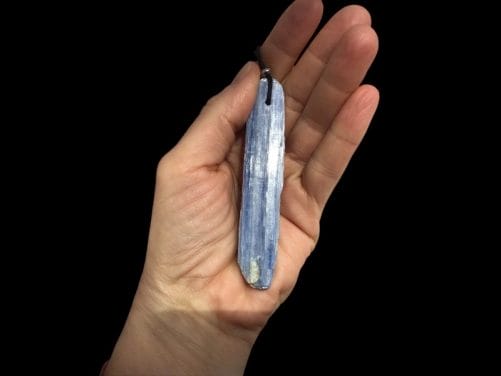 Disthene ou cyanite brut en pendnetif, pierre naturelle