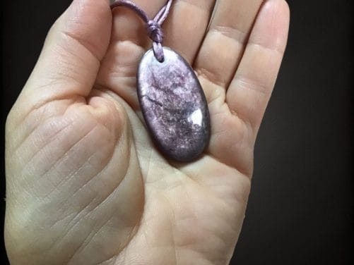 Pendentif lepidolite mica ovale