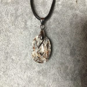 Petit pendentif en astrophyllite