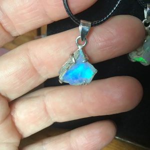 Pendentif opale brute sertie argent