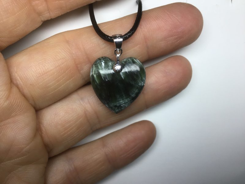Petit pendentif coeur en seraphinite