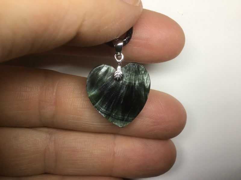 Petit pendentif coeur en seraphinite